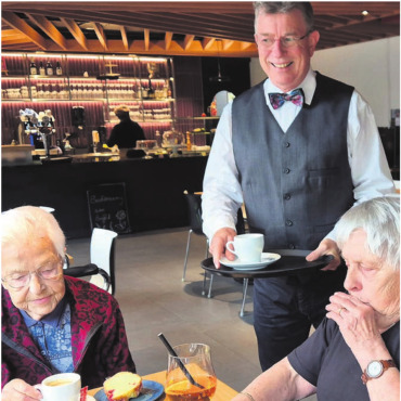Lebendiger Ort der Begegnung - Paul Huwiler, Präsident Verein St. Leonhard (Mitte), serviert den Gästen Kaffee. Bild: pd