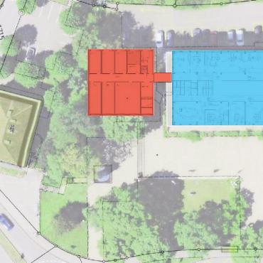 Hochwertiger Schachzug - Vielfältige Problemlösung: Das Gemeindehaus (blau) soll mit einem Modulbau (rot) ergänzt werden. Das Bild zeigt eine mögliche Standortvariante. Links die Liegenschaft Bankweg 2 mit der Gemeindebibliothek.
Bild pd