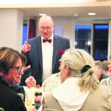 Regional ist einfach besser - Präsident Antonio Giampà begrüsst die Anwesenden persönlich zur Jubiläums-GV. Bilder: Monica Rast