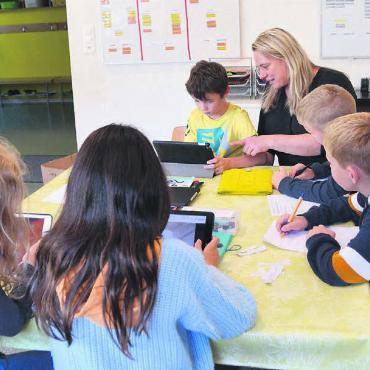 Zusätzliches «Futter» für Schüler - Recherchieren, notieren und besprechen: Die 3.-Klässler nehmen sich in den Projektstunden neuer Herausforderungen an. Ihr erstes Projekt ist eine Schülerzeitung. Lehrerin Sonja Ryser begleitet sie dabei. Bild: Sabrina Salm