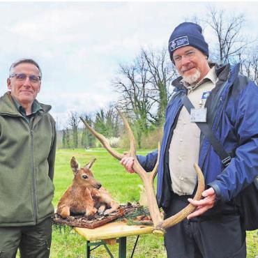 «König des Waldes» ist zurück - Jäger Adrian Seiler (links) und Niklaus Peyer, Biologe der Stiftung Reusstal.