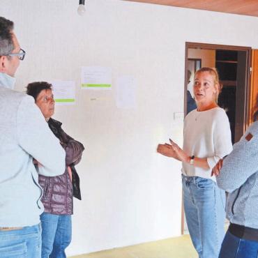 Offene Türen einrennen - Die zukünftige Leiterin Nadja Humm (2. von rechts) freut sich über das grosse Interesse am Informationsabend. Sie konnte viele Eltern durch das Gebäude führen und etliche Detailfragen beantworten. Bild: Chregi Hansen