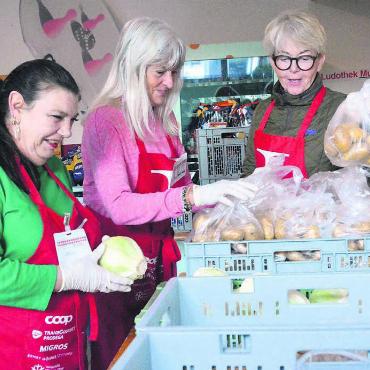 Gegen Armut und Foodwaste - Sie helfen, die Nahrungsmittel zu verteilen: Bea Marti, Gaby Schiess und Barbara Beynon (von links). Bilder Celeste Blanc