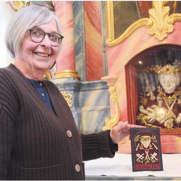 Kostbare Schätze - Original und Abbild: Extra für die Ausstellung im Reusspark hat Regula Schneider ein Breverl hergestellt, welches auf die in der Klosterkirche aufbewahrten Reliquien der heiligen Justa Bezug nimmt. Bild: Chregi Hansen