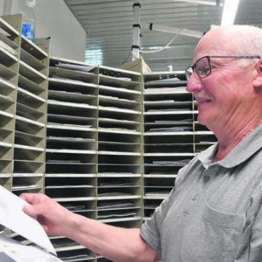 Die letzte Tour rückt näher - Josef Wicki beim «Einfächern», einer Arbeit, die jeden Tag dazugehört, damit die Reihenfolge auf der Tour stimmt. Bild: Annemarie Keusch