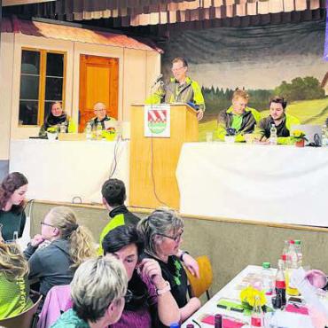 Strukturen unter die Lupe nehmen - Der Vorstand konnte an diesem Abend eine grosse Zahl Mitglieder begrüssen. Da derzeit ein Präsident fehlt, führten die Vorstandsmitglieder abwechselnd durch die Traktanden. Bilder: zg