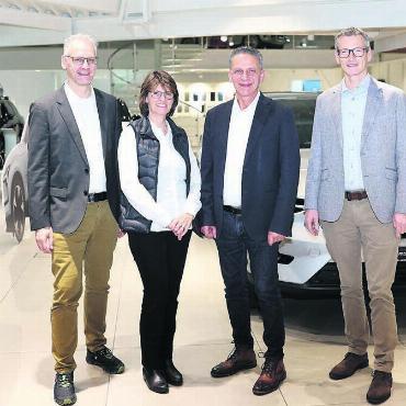 Partner mit ähnlichen Werten - Ilona und Markus Wälty freuen sich, dass ihr traditionsreiches Familienunternehmen in kompetenten Händen durch die Garage Emil Geissmann AG weitergeführt wird (v. l.): Thomas Geissmann, Ilona Wälty, Markus Wälty, Markus Geissmann. Bild: pd