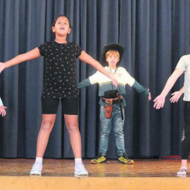 Gemeinsam ein Stück kreieren - Die Songs und die Choreografien haben die Kids schon gut drauf. Bis zur Aufführung heute Abend werden sie aber noch weiter an allen Details feilen. Bilder: Chregi Hansen