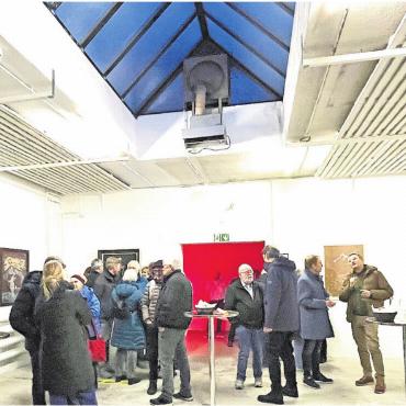 Kunstraum feierlich eröffnet - Der Eröffnungsanlass des Kunstraums war gut besucht. Der Raum verfügt über grosszügiges Tageslicht. Bilder: Walter Minder