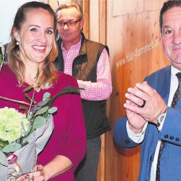 Mit riesiger Freude und mit Ehrfurcht - Stefanie Köpfli, die gefeierte Überraschungsfrau der SVP des Bezirks Bremgarten: Von Wahlkampfleiter Mario Gratwohl gab es viele Komplimente und den verdienten Blumenstrauss. Bild: dm