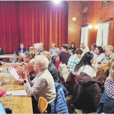 Werte und Hoffnungen erkunden - Sehr zur Freude des OK war der Aufmarsch an interessierten Vertreterinnen und Vertretern der Ortsvereine und Laienspielern gross. Der Rössli-Saal war voll. Bild: Verena Anna Wigger