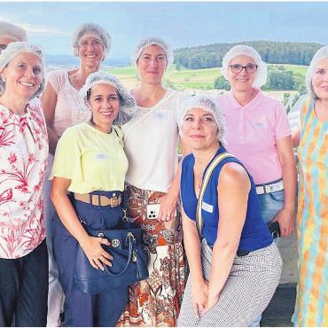 «Etwas frecher und moderner» - Der neue Lions Club steht auch Frauen offen. Welche sich an den ersten gemeinschaftlichen Ausflügen rege und unternehmungsfroh beteiligten. Hier bei der Besichtigung der Getreidemühle in Villmergen. Bilder: zg