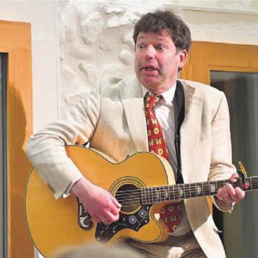 Geschichte kann unterhaltsam sein - Comedy, Anekdoten, Musik und Clownerie: Leopold Altenburg erklärt unterhaltsam Geschichte.