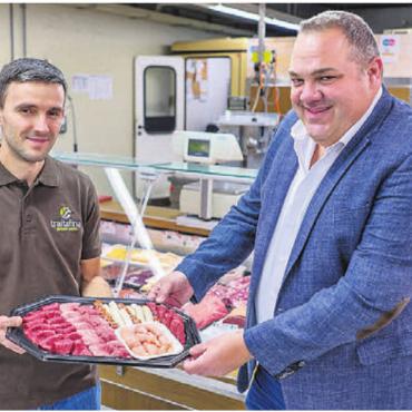 Festliche Einblicke in die Dorfmetzg-Filialen - Fabrikladen Wohlen, Filialleiter Hr. Savic und Stefan Strebel, CEO Traitafina AG. Bild: zg