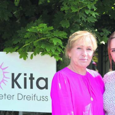 Besuch im Kinderparadies - Miranda Gutaj, Leiterin der Kita Peter Dreifuss, rechts, und Bernadette Bühlmann, Co-Leiterin, freuen sich auf möglichst viele interessierte Besucher am Jubiläumsfest.