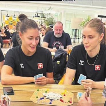TRIBÜNEN GEFLÜSTER