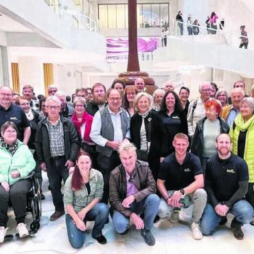 Dem Erfindergeist folgend - Die Mitglieder des Gewerbevereins Reusstal vor dem Schoggibrunnen. Bild: zg