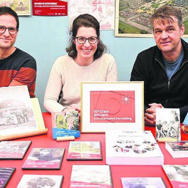 «Ein grosses Privileg» - Die Hauptverantwortlichen von «Zeitgeschichte Aargau» präsentieren alle Erzeugnisse, samt dem kürzlich erhaltenen Award (v. l.): Fabian Furter, Ruth Wiederkehr und Patrick Zehnder. Bild: pd