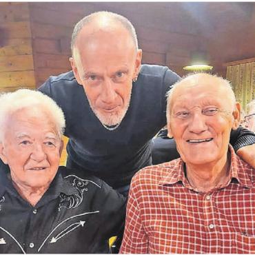 Stimmungsvoller Abend - Haben den Abend am Chlaushock der LR Wohlen genossen (von links): Chabi Burkart, Urs Schalch und Fredy Rauber. Bild: zg