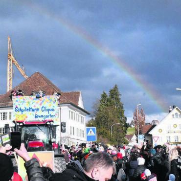 «Ein Zeichen der Engel …» - Wie eine abschliessende Krönung: Am Ende des knapp zweistündigen Spektakels zog sich ein Regenbogen über den Fasnachtsumzug. Bilder: Daniel Marti