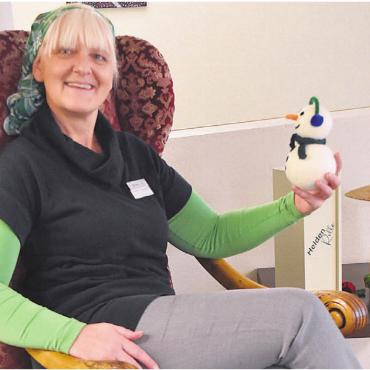 Die Adventszeit rückt näher - Die Leiterin der Bewohneradministration Eliane Emmenegger auf einem Besuch in der Bifang-Werkstätte. Bild: tre
