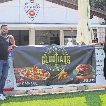 Die Leidenschaft verbreiten - Eine besondere Kombination: Das Ehepaar Zülfüogullari steht vor dem Clubhaus in Villmergen und hält gleichzeitig das Banner für das Clubhaus in Sarmenstorf hoch. Neu sind sie auch auf dem Bühlmoos tätig. Bild: Josip Lasic
