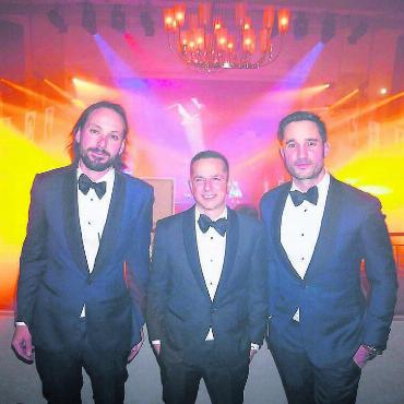 Agententreff im Chappelehof - Die drei Organisatoren David Meier, Raphael Kull und Adriano Meyer (von links) laden in diesem Jahr in den Chappelehof zur legendären Bond-Night ein. Bild: Archiv