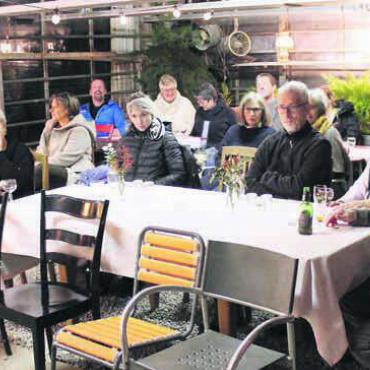 Lesung im intimen Rahmen - Im intimen Rahmen vom Glashaus in Sarmenstorf kamen die eingeladenen Gäste in einen Kulturgenuss. Bilder: gro