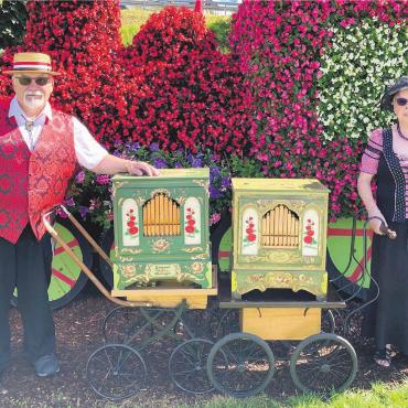 Wie ein ganzes Orchester - Josef und Jolanda Breitschmid sind fasziniert von den Klängen und der Technologie von Drehorgeln. Bild: zg