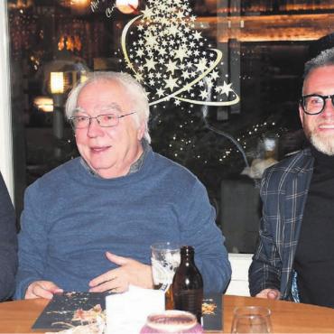 Nun hilft nur ein runder Tisch - Zum dritten Mal in Folge eine Abstimmung über ein Referendum gewonnen, die SVP ist in Siegerlaune (v. l.): Präsident Roland Büchi, Vizepräsident Peter Tanner und Renato Hübscher, der jeweils für seine Partei unwiderstehlich auf Unterschriftenjagd geht. Bild: Daniel Marti