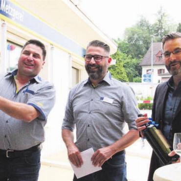 Was lange währt ... - In Feierlaune (v. l.) Josef Brunner, Leiter des Volg-Ladens in Merenschwand, mit Kurt Huber, Regionalverkaufsleiter Volg, und Oliver Schürer, Geschäftsleiter Verkauf Volg.