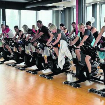 Schwitzen für guten Zweck - Im «PureGym» wurde für die Fitness und den guten Zweck in die Pedalen getreten. Bild: zg