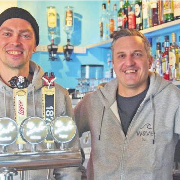 Der goldene Griff - Sie bilden schon jetzt ein Team und nun gibt Manuel Staubli (rechts) die Geschicke des «Wave» an Joël Scheuber weiter. Bild: Annemarie Keusch