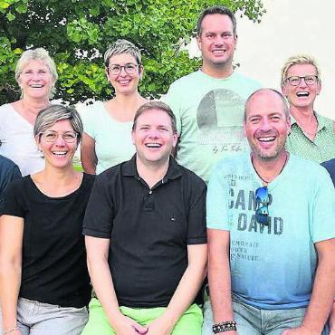 Ein vereinigtes Königreich - Das neue OK (vorne v. l.): Sandro Schmid (Schpitelturm-Clique), Moni Jenni (Kinderfasnacht), Dani Knopf (OK-Präsi, Schpitelturm-Clique), Adrian Belser (Rüssknallerball), Roman Müller (Schpitelturm-Clique). Hinten v. l.: Sue Rey (Narrenrallye, Gässlifasnacht), Caro Wipf (Kinderfasnacht), Marc Döderlein (Rüssknallerball), Andrea Meier (Narrenrallye, Gässlifasnacht), Claudia Marinello (Kinderfasnacht). Bild: zg