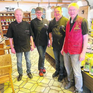 Das Beste aus viel Erfahrung - Die Übergabe steht Anfang Mai bevor (v. l.): Der neue Fachgeschäftsleiter Thomas Spichiger, Iris und Thomas Peterhans sowie Ernst Köpfli. Bild: Britta Müller