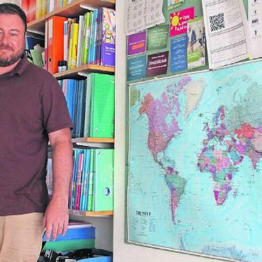 Das Haus der Chancen - Landkarte, Bücher, Computer. Viel mehr Schulfeeling geht kaum. Zweimal die Woche kommt eine Lehrperson vorbei, um die Kinder und Jugendlichen bei schulischen Problemen zu unterstützen. Dafür ist ein eigener Raum vorhanden.