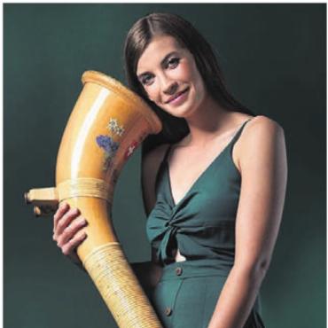 Erlebnisse aller Art - Alphorn-Solistin Lisa Stoll tritt am Neujahrskonzert auf. Bild: zg