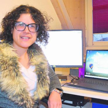 Buch gegen Unterdrückung - Nathalie Hartmann wirbt mit ihrem Buch für eine bessere Zusammenarbeit im Beruf. Bild: Roger Wetli
