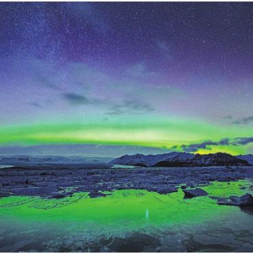 Vielfalt der Fotografie zeigen - Fotografisches Meisterwerk: Aussteller Peter Grob gelang eine perfekte Astroaufnahme mit Sternenhimmel und Nordlichtern, aufgenommen an einer Gletscherlagune mit Eis und Schnee im Südosten von Island. Bild: zg