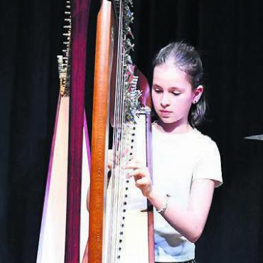 Musikalische Leistung gewürdigt - Lilou Michel spielte den Pachelbel-Kanon. Das Stück betont glatte und verbundene Noten in einem gleichmässigen Tempo.