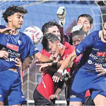 Zur Revanche gekämpft - In der zweiten Halbzeit war das Spiel oftmals ein Gewürge. Die Wohler (Links: Luca Nascimento und Kaan Yilmaz, hinten wühlt Dramane Sissoko) schaffen aber den Vollerfolg. Bilder: Alexander Wagner