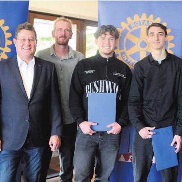 Vorbilder für andere sein - Sie standen an der Feier im Mittelpunkt (von links): Pascal Gregor (Präsident Rotary Stiftung), Max Wyder (Präsident Rotary Club Freiamt), die Preisträger Daniel Bergin, Fabian Sax und Joel Hartmann sowie Toni Notter, der Initiant des Preises. Bilder: Chregi Hansen