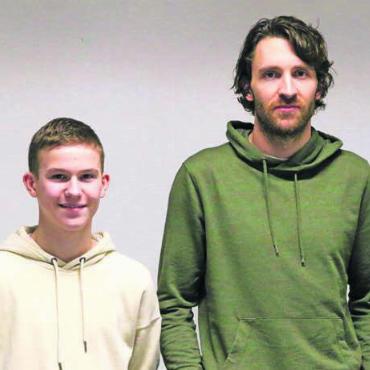 Vom Sportler zum Mentor - Das Motorsporttalent Alessandro Binder (links) ist deutlich kleiner als sein Mentor David Ludin. «Macht nichts. Seine Grösse eignet sich besser zum Motorradfahren», kommentiert Ludin.