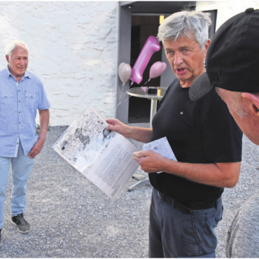 Zentrum hat effektiv Potenzial - Architekt Stefan Hegi (rechts) präsentierte beim Rundgang eines seiner Dokumente. Dieses deklarierte bereits vor 45 Jahren die Bahnhofstrasse, die Zentralstrasse und die Steingasse als Zentrum. Bild: Daniel Marti