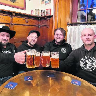 Hoch die Gläser und Prost - Ein Teil des OKs stösst schon mal auf einen hoffentlich weiteren Erfolg an (von links): Manuel Klaus, Mauro Parente, Francis Dind und Rolf Grolimund. Es fehlen Jana Müller und Silvan Rainer. Bild: Chregi Hansen