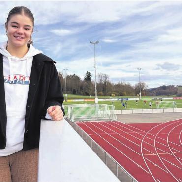 Es kribbelt jetzt schon - In Widen wohnt sie, in Widen spielte sie lange Handball und in Widen arbeitet sie auf der Gemeinde. Nora Snedkerud in ihrer Burkertsmatt. Bild: Stefan Sprenger