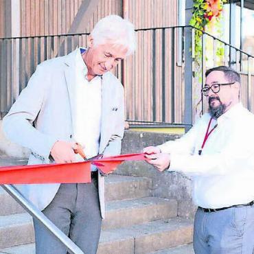 Planung läuft auf Hochtouren - In Fahrwangen konnte Schulleiter Adrian Hofer (links) das neue Schulhaus eröffnen.
