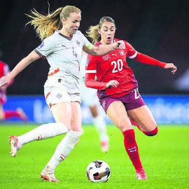 Bescheidener Start ins EM-Jahr - Alayah Pilgrim (rechts) feierte gegen Island ihr Comeback im Nationalteam. Bild: Freshfocus