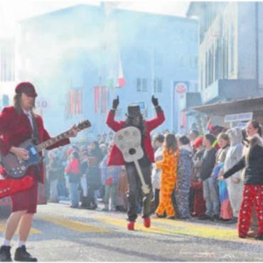 Wunderland im Freudentaumel - Viel Rock auf Wohlens Strassen: Die «Loie Clique» aus Boswil machte mit AC/DC ganz viel Stimmung.