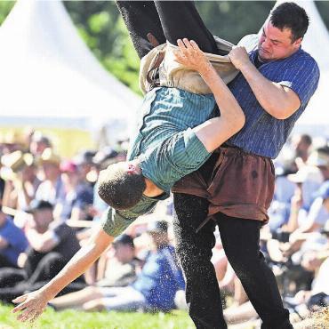 Die bärenstarken Brüder - Philip Joho schwingt seinen Gegner am NWS-Fest spektakulär zu Boden.